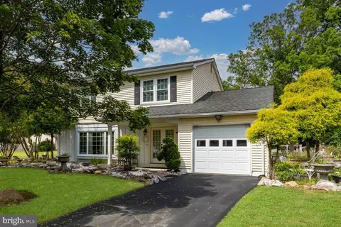 6 Cambria Ct, Hamilton, NJ 08690