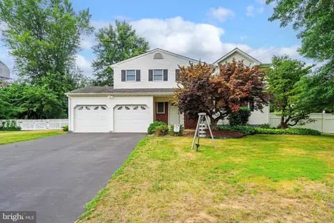 3 University Dr, Hamilton, NJ 08619