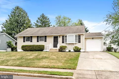 17 Glendon Rd, Hamilton, NJ 08610