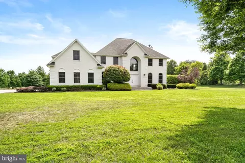 2 Lauren Ln, Hamilton, NJ 08620