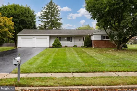 5 Mattatuck La, Ewing, NJ 08618