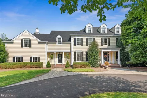 1 Chase Hollow Rd, Hopewell, NJ 08525