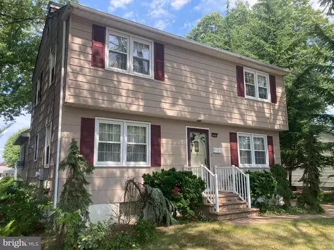 2 Braver Dr, Hamilton, NJ 08610