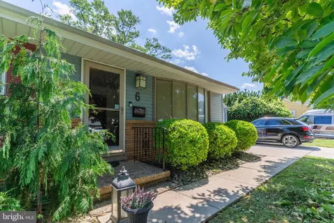 6 Shelley La, Hamilton, NJ 08690