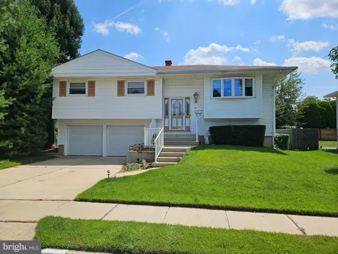 24 Evergreen Ln, Hamilton, NJ 08690