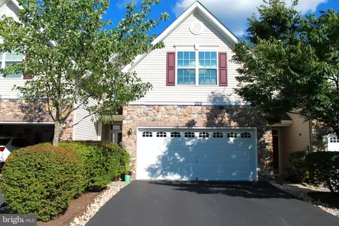 223 Brinley Dr, Pennington, NJ 08534