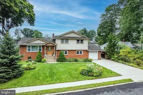 28 Merritt Dr, Lawrenceville, NJ 08648