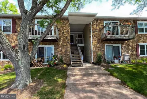 28 Barberry Ct, Lawrenceville, NJ 08648