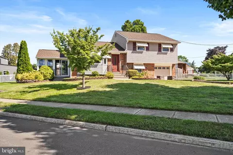 2 Bow Rd, Hamilton, NJ 08690
