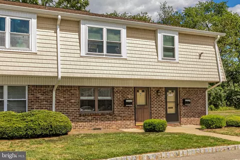1402 Silver Ct, Hamilton, NJ 08690