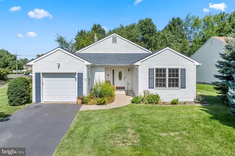 2 Holiday Ct, Trenton, NJ 08638