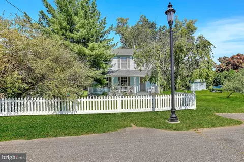 15 School Dr, Windsor, NJ 08561