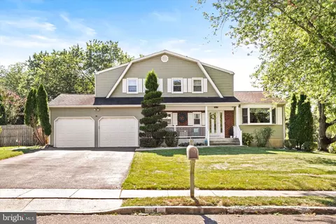 4 Bull Dog Ln, Hamilton, NJ 08619