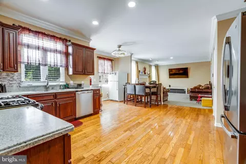 Entry Way - 551 Hinckle Ave, Ewing, NJ 08628 photo 3 of 8