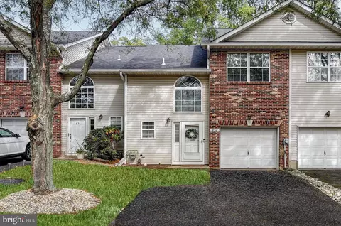 828 Lily Ln, Ewing, NJ 08638