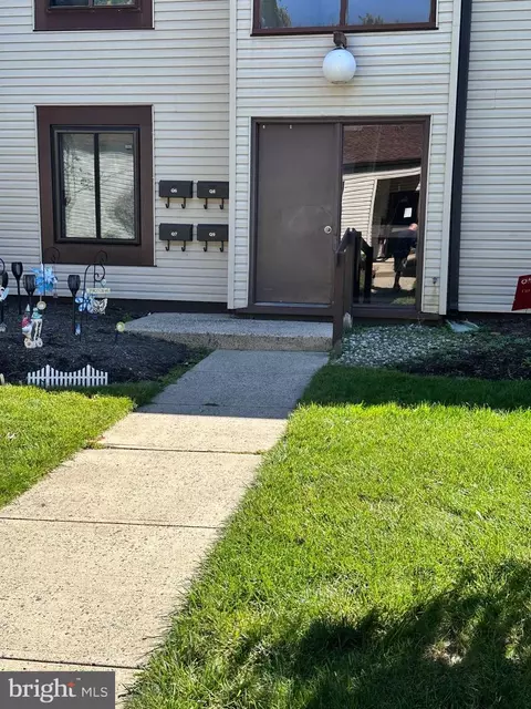7 Avon Dr E # Q, East Windsor, NJ 08520