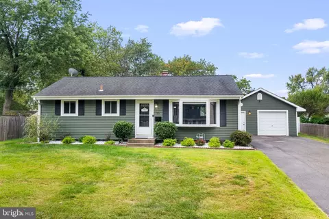 25 Phaeton Dr, Hamilton, NJ 08690