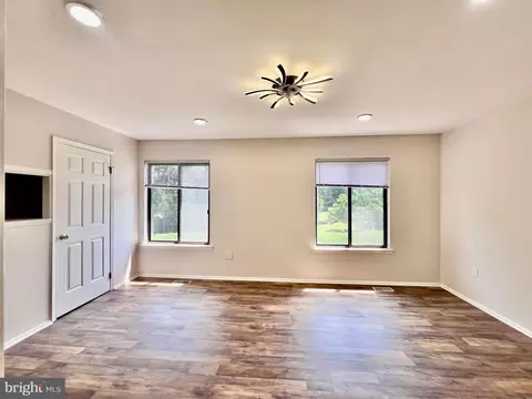 6 Topaz Ln, Hamilton, NJ 08690