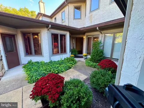 3 Marvin Ct, Lawrenceville, NJ 08648