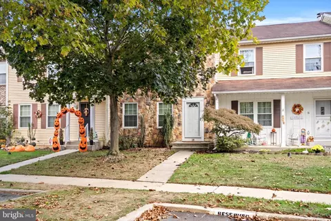 18 Pinedale Ct, Hamilton, NJ 08690