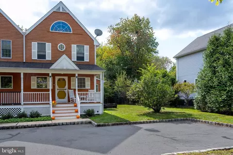 39 Lafayette St, Hopewell, NJ 08525
