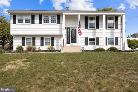 28 Tanglewood Dr, Hamilton, NJ 08619