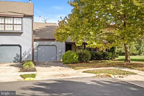 8 Deborah Ct, Robbinsville, NJ 08691
