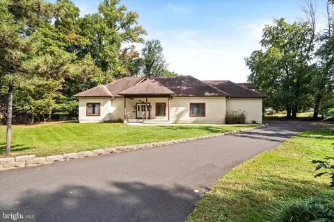 11 Wenczel Dr, Lawrence Township, NJ 08648