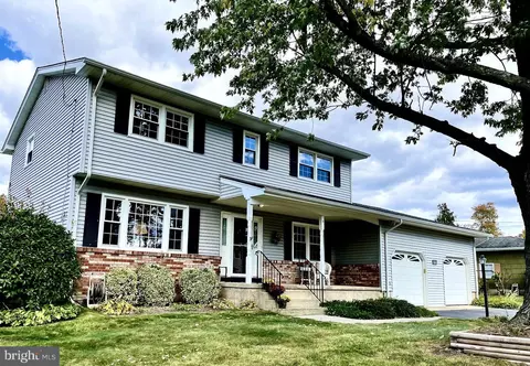 9 Periwinkle La, Hamilton, NJ 08619