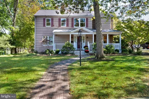 37 Eglantine Ave, Pennington, NJ 08534