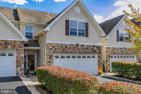 221 Brinley Dr, Pennington, NJ 08534