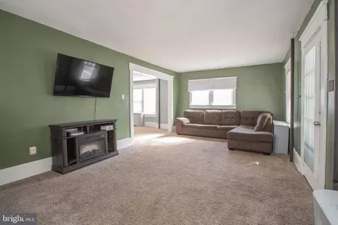 Living - 810 Klockner Rd, Hamilton, NJ 08619 photo 5 of 12
