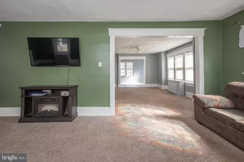 Living - 810 Klockner Rd, Hamilton, NJ 08619 photo 2 of 12