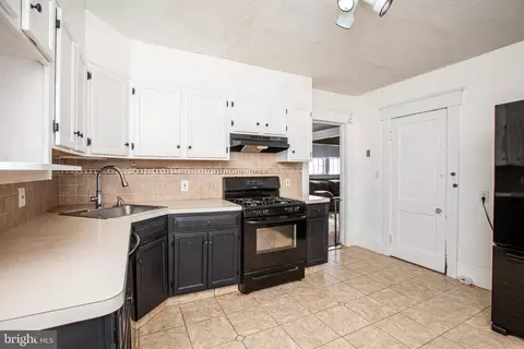 Entry Way - 810 Klockner Rd, Hamilton, NJ 08619 photo 4 of 9