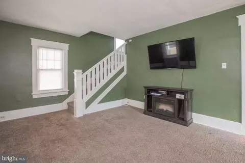 Living - 810 Klockner Rd, Hamilton, NJ 08619 photo 3 of 12