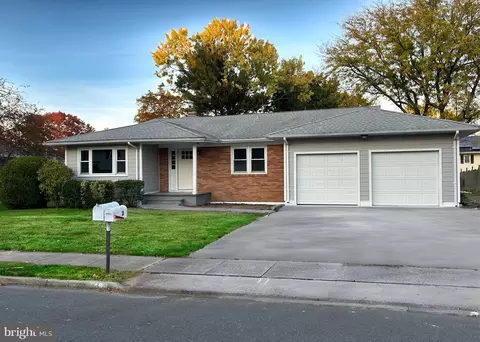 3 Mint Leaf Dr, Hamilton, NJ 08690