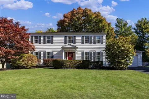 8 Laurel Wood Dr, Lawrenceville, NJ 08648