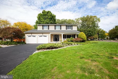 2 Pinehurst Ct, Hamilton, NJ 08690