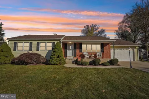 4 Heather Dr, Ewing, NJ 08638