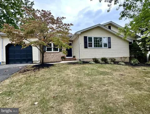 300 Cypress Ln, Hamilton, NJ 08619