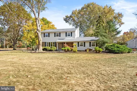 81 Oak Creek Rd, Hightstown, NJ 08520