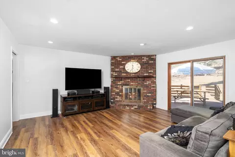 Living - 42 Willis Dr, Ewing, NJ 08628 photo 2 of 3