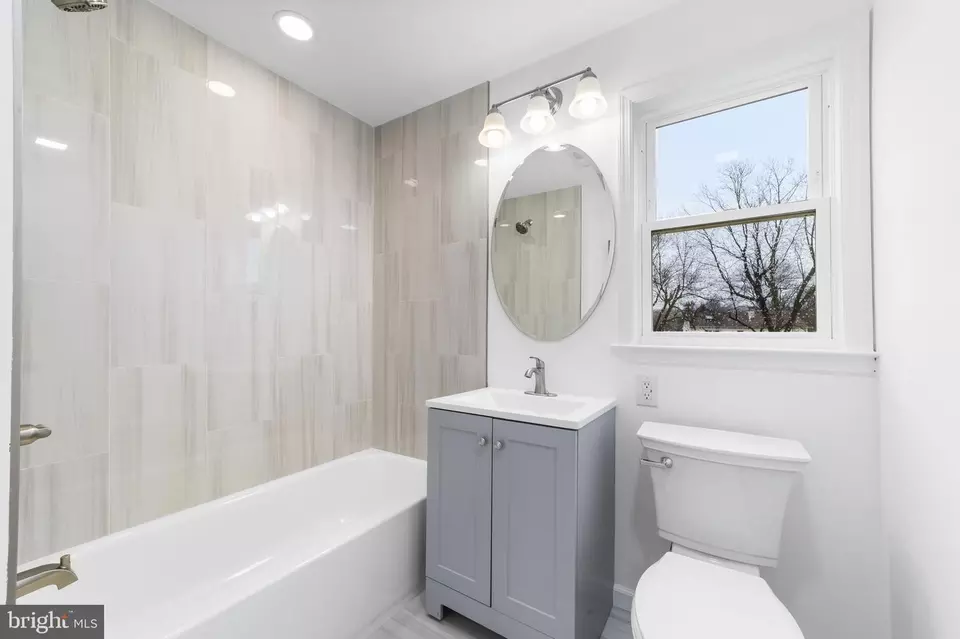 Bath - 9 Tekening Way, Hamilton, NJ 08690 photo 3 of 3