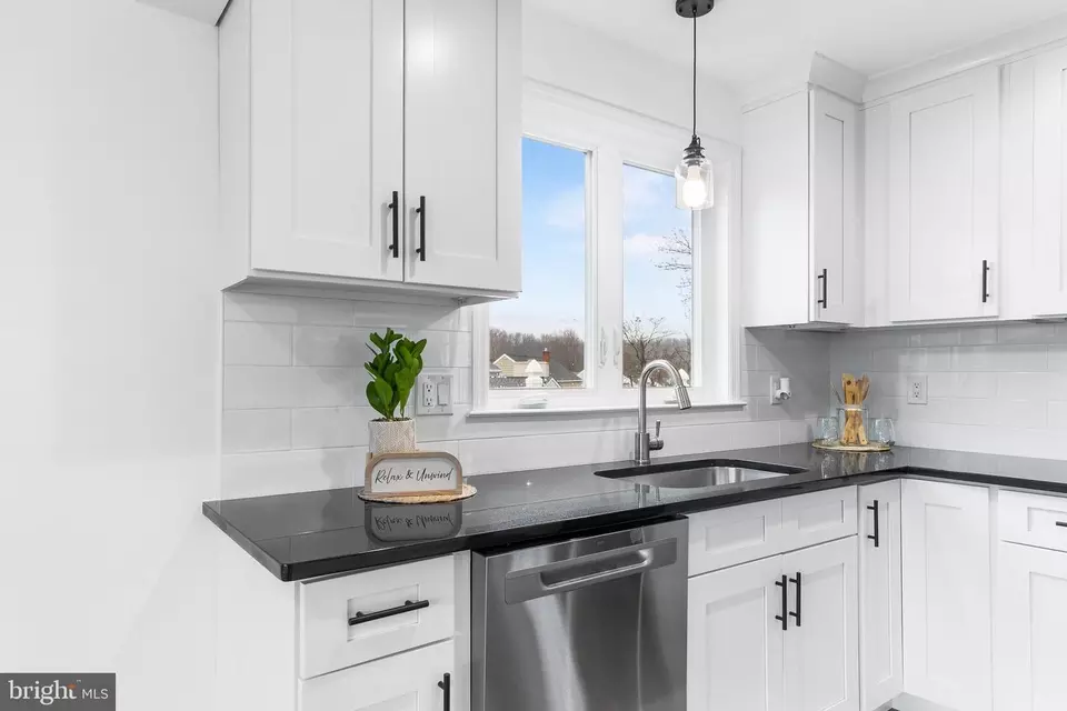 Kitchen - 9 Tekening Way, Hamilton, NJ 08690 photo 5 of 5