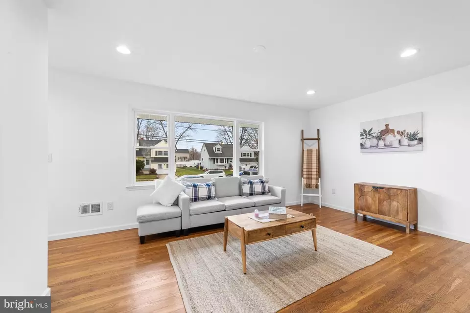 Living - 9 Tekening Way, Hamilton, NJ 08690 photo 2 of 3