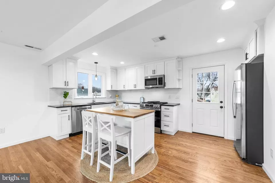 Kitchen - 9 Tekening Way, Hamilton, NJ 08690 photo 3 of 5