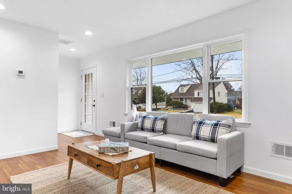 Living - 9 Tekening Way, Hamilton, NJ 08690 photo 1 of 3