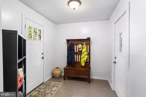 Entry Way - 844 River Rd, Ewing, NJ 08628 photo 5 of 7