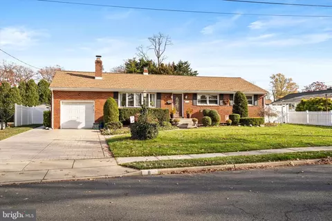 8 Pintinalli Dr, Hamilton, NJ 08619