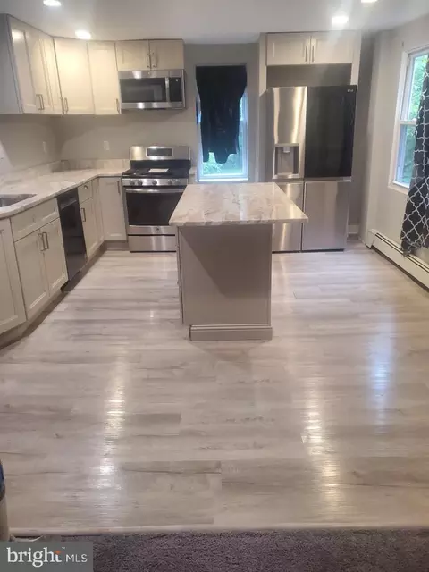 32 Oak St, Trenton, NJ 08638